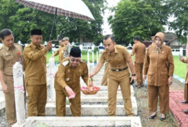 Tabur bunga, di Taman Makam Pahlawan (TMP) Sumenep, Senin (10/11/2025).