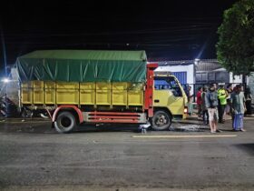 Polisi melakukan olah TKP kecelakaan beruntun antara satu mobil dan tiga truk di Jalan Raya Situbondo–Banyuwangi, Jumat (21/11/2025). (dok. Polsek Wongsorejo untuk blok-a.com)