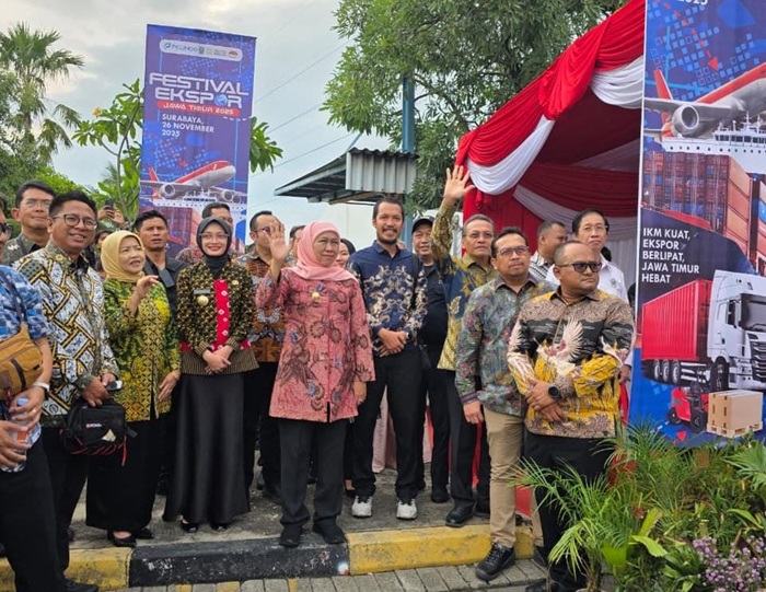 Gubernur Jawa Timur Khofifah Indar Parawansa melepas Ekspor produk UMKM di Dermaga PT Terminal Petikemas Surabaya, Rabu (26/11/2025).(blok-a.com/ivan)