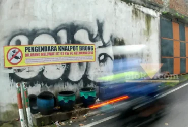 Imbauan bagi pengendara motor dengan knalpot brong terpasang di dinding salah satu bangunan di Jl. Kertoaji, Ketawanggede, Lowokwaru, Kota Malang (foto: Blok-a.com/Ovan Z.)