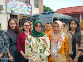 Kuasa hukum keluarga korban Muhammad Alfan dari LBH Ansor Jatim Dewi Murniati saat wawancara dengan wartawan.(blok-a.com/Syahrul Wijaya)