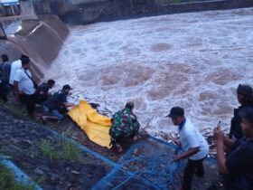 Jajaran Polsek Tegalsari bersama anggota Posramil Tegalsari serta warga saat mengevakuasi mayat Mrs X yang ditemukan di Bendungan Sungai Baru, Desa Karangdoro, Kecamatan Tegalsari, Rabu (26/11/2025). (blok-a.com/Kuryanto)