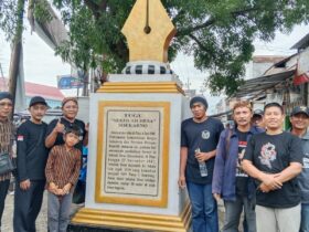 Para pegiat sejarah saat berfoto di Tugu Sekolah Desa Soekarno.(blok-a.com/Syahrul Wijaya)