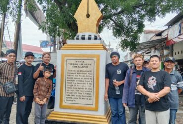 Para pegiat sejarah saat berfoto di Tugu Sekolah Desa Soekarno.(blok-a.com/Syahrul Wijaya)