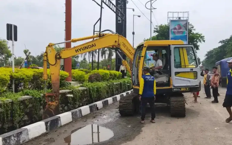 Normalisasi aliran sekitar kawasan Lippo Mal Sidoarjo (foto: Fahmi Rosyidi/blok-a.com)
