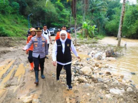 Gubernur Jatim Khofifah Indar Parawansa meninjau dampak erupsi Gunung Semeru di Lumajang. (dok. Biro Adpim Pemprov Jatim)