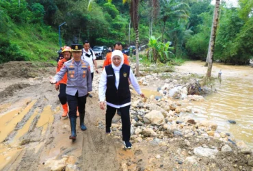 Gubernur Jatim Khofifah Indar Parawansa meninjau dampak erupsi Gunung Semeru di Lumajang. (dok. Biro Adpim Pemprov Jatim)