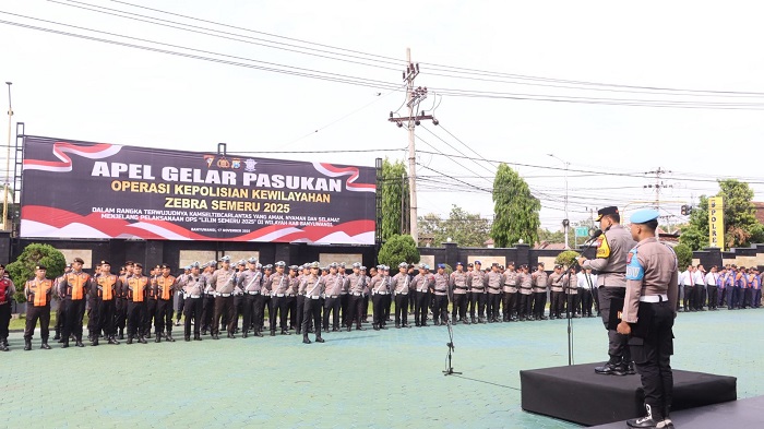 Kapolresta Banyuwangi, Kombes Pol Rama Samtama Putra, saat memimpin Apel Gelar Pasukan Operasi Zebra Semeru 2025, Senin (17/11/2025).(blok-a.com/Kuryanto)