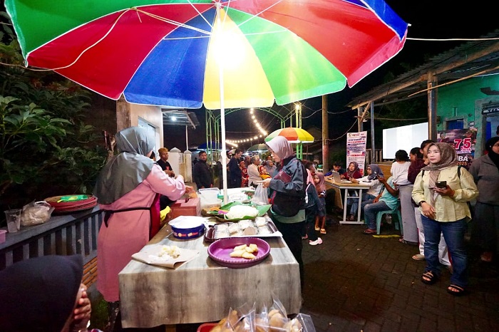 Aktivitas penjual jajanan jadoel di Pasar Seni Dusun Karangan Tengah, Desa Licin, Banyuwangi. (Dok Pemkab Banyuwangi)