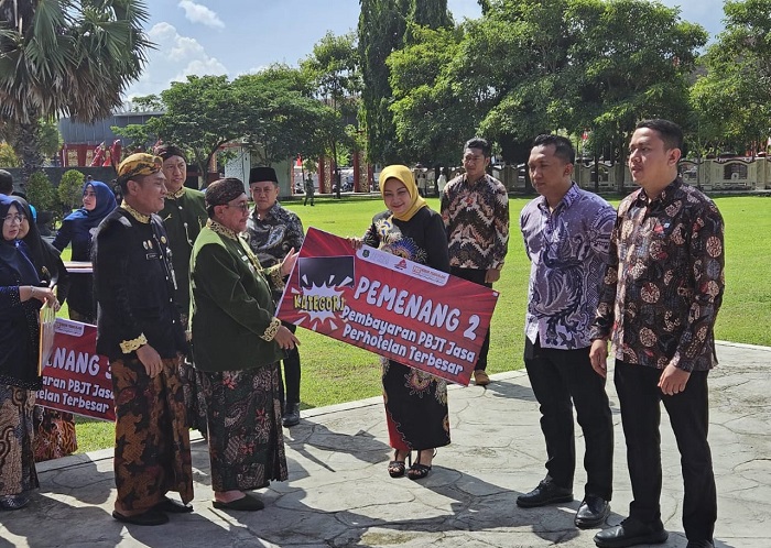 Penyerahan penghargaan Anugerah Pajak Daerah 2025 bertepatan dengan peringatan Hari Jadi ke-756 Kabupaten Sumenep.