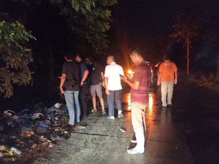 Petugas saat di lokasi penemuan mayat diduga korban perampokan di kawasan hutan Perhutani Tanjung Wetan, Desa Lawak, Kecamatan Ngimbang, Kabupaten Lamongan.(blok-a.com/Syahrul Wijaya)