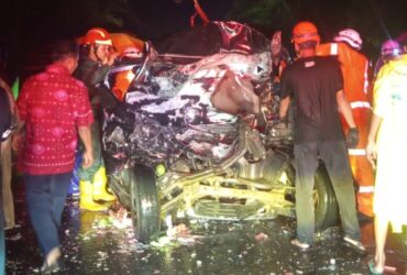 Proses evakuasi korban tabrakan yang terjepit di jalan raya Perak, Jombang.(Dokumen Satlantas Polres Jombang)