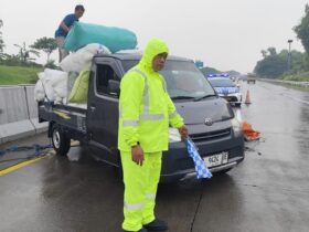 Mobil Daihatsu Grandmax pikap usai terguling di ruas tol Surabaya - Mojokerto.(Dokumen PJR 3 Polda Jatim)