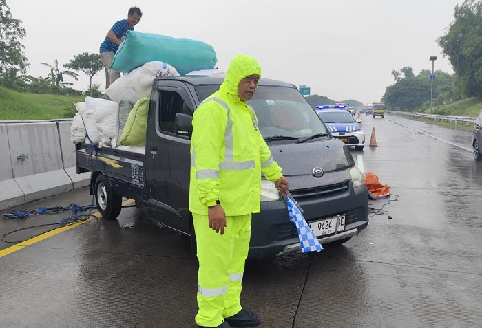 Mobil Daihatsu Grandmax pikap usai terguling di ruas tol Surabaya - Mojokerto.(Dokumen PJR 3 Polda Jatim)