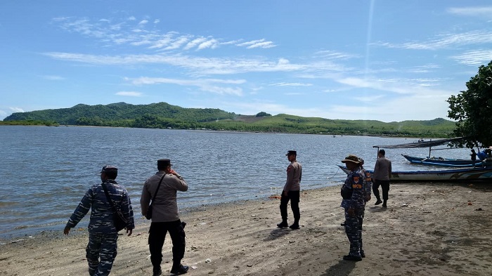 Petugas gabungan saat melakukan pencarian terhadap MNK, warga Tegalsari yang hilang setelah tenggelam di perairan Pantai Grajagan, Senin (17/11/2025). (blok-a.com/Kuryanto)