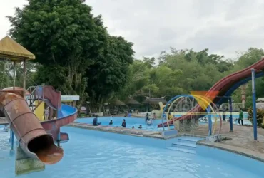 Terlihat sejumlah pengunjung memanfaatkan kolam renang di Taman Rekreasi Tlogomas (foto: M. Naufal Abiyyu/Blok-a.com)