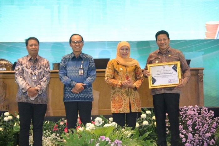 Penyerahan Penghargaan TP2DD dalam High Level Meeting (HLM) TIPD, TPDD dan TP2ED, Selasa (25/11/2025).