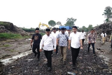 Bupati Malang, HM Sanusi bersama Plt Kepala DLH Kabupaten Malang, Ahmad Dzulfikar Nurrahman saat meninjau TPA Poncokusumo (ist)