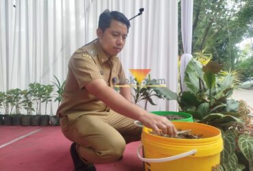 Plt Kepala DLH Kabupaten Malang, Ahmad Dzulfikar Nurrahman saat menunjukkan hasil olahan sampah menjadi RDF (blok-a.com / Yogga Ardiawan)