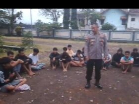 Kapolsek Lowokwaru, Kompol Anang saat memberikan arahan kepada kelompok pemuda yang diduga terlibat tawuran di Tlogomas (tangkapanlayar)