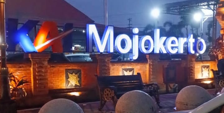 Teks: Stasiun Mojokerto nampak dari depan.(Blok-a.com/Syahrul Wijaya)