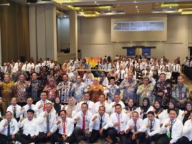Gubernur Jawa Timur, Khofifah Indar Parawansa bersama perangkat desa se-Jawa Timur (blok-a.com / Yogga Ardiawan)