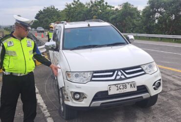 Teks: Mobil Mitsubishi Pajero usai menabrak pembatas median tol.(Dokumen PJR 3 Polda Jatim