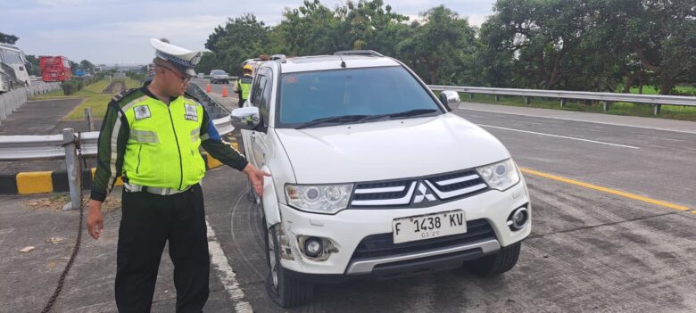 Teks: Mobil Mitsubishi Pajero usai menabrak pembatas median tol.(Dokumen PJR 3 Polda Jatim