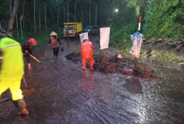 BPBD Kabupaten Malang bersama masyarakat membersihkan sisa-sisa longsor (ist)