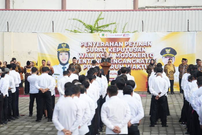 Penyerahan SK pegawai PPPK kota Mojokerto di halaman parkir GOR Seni Mojopahit.(blok-a.com/Syahrul Wijaya)