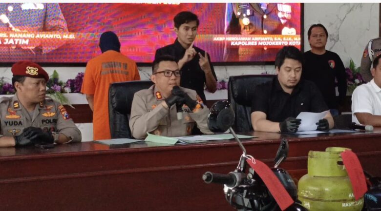 Kapolres Mojokerto kota AKBP Herdiawan Arifianto saat konferensi pers.(Blok-a.com/Syahrul Wijaya)