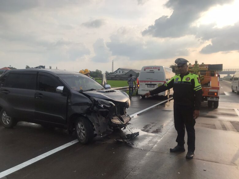 Mobil Toyota Avanza yang mengalami kecelakaan tunggal di ruas tol Jombang - Mojokerto (Jomo).(Dokumen PJR 3 Polda Jatim)