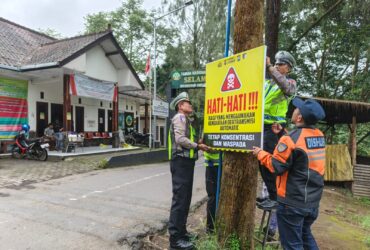 Pemasangan papan imbauan di kawasan Gunung Bromo jelang libur Natal dan Tahun Baru (ist)