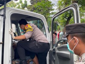 Petugas Polsek Kabat saat melakukan olah TKP dan evakuasi jenazah sopir dump truk yang ditemukan meninggal dunia di dalam kabin kendaraan, Sabtu (13/12/2025). (blok-a.com/Kuryanto)