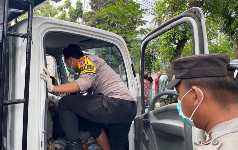 Petugas Polsek Kabat saat melakukan olah TKP dan evakuasi jenazah sopir dump truk yang ditemukan meninggal dunia di dalam kabin kendaraan, Sabtu (13/12/2025). (blok-a.com/Kuryanto)