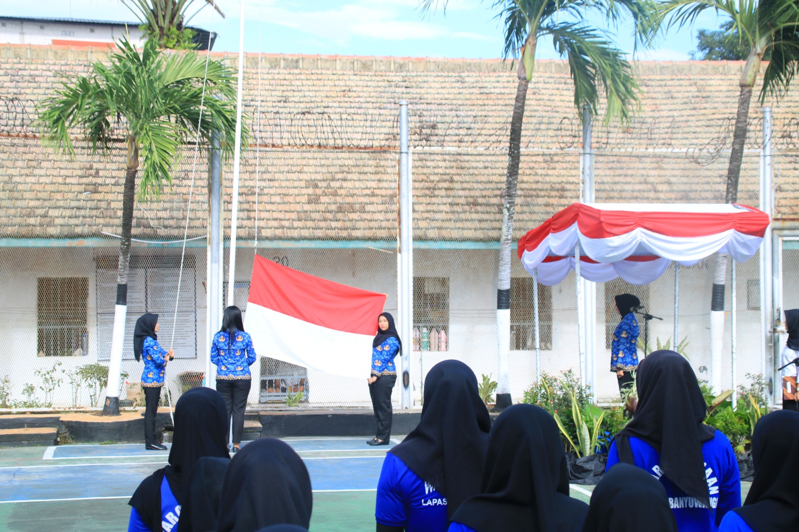 Lapas Kelas IIA Banyuwangi menggelar upacara bendera dalam rangka peringatan Hari Ibu ke-97 tahun 2025. (dok Humas Lapas)