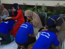 Momen haru peringatan Hari Ibu, warga binaan Lapas Kelas IIA Banyuwangi bersimpuh di kaki ibunya. (Dok Humas Lapas Banyuwangi)