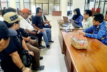 Wakil Direktur RSUD Mardi Waluyo, Dr. drg. Agus Sabtoni menggelar konferensi pers. (blok-a.com/Fajar)