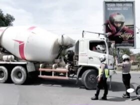 Petugas Satlantas Polres Mojokerto kota saat memperingatkan sopir truk untuk memutar balik.(Dokumen Satlantas Polres Mojokerto Kota)
