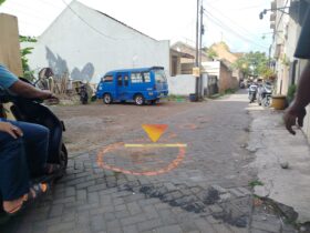 Bekas darah berceceran di sepanjang Jalan Telaga Warna Blok E usai terjadi insiden tawuran antar pemuda. (blok-a.com/Yogga Ardiawan)