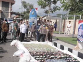Kapolres Blitar, AKBP Arif Faizullrahman bersama perwakilan TNI, Kejaksaan, dan tokoh lintas agama, dalam acara pemusnahan barang bukti. (blok-a.com/Fajar)