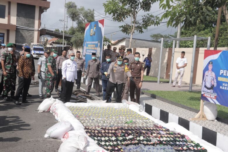 Kapolres Blitar, AKBP Arif Faizullrahman bersama perwakilan TNI, Kejaksaan, dan tokoh lintas agama, dalam acara pemusnahan barang bukti. (blok-a.com/Fajar)