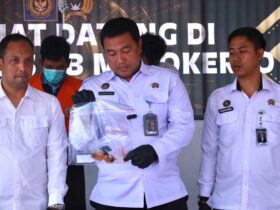 Kalapas bersama SatresNarkoba Polres Mojokerto kota saat memeriksa barang bukti sabu yang diselundupkan ke dalam lapas.(Blok-a.com/Syahrul Wijaya)