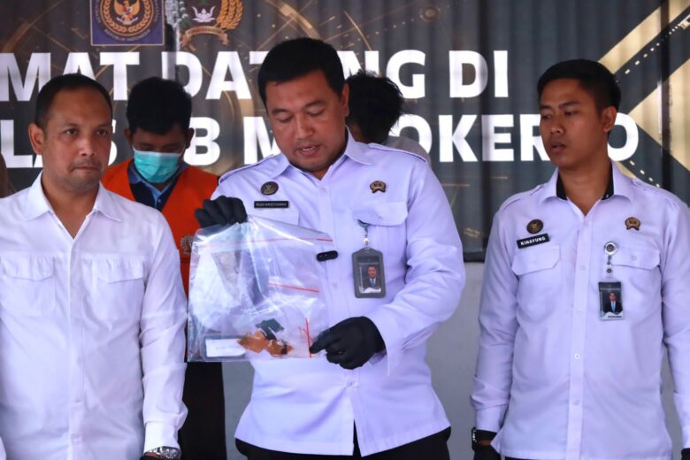 Kalapas bersama SatresNarkoba Polres Mojokerto kota saat memeriksa barang bukti sabu yang diselundupkan ke dalam lapas.(Blok-a.com/Syahrul Wijaya)