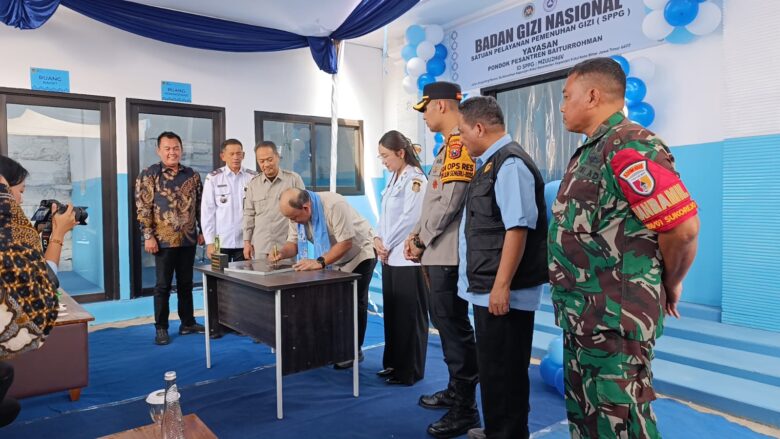 Kepala BGN, Dadan Hindayana bersama Wakil Wali Kota Blitar, Elim Tyu Samba meresmikan SPPG di Jalan Srigading, Kecamatan Kepanjenkidul, Kota Blitar. (blok-a.com/Fajar)
