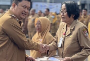 Sekda Budiar saat menyerahkan SK kepada PNS yang memasuki masa purnabakti (ist)