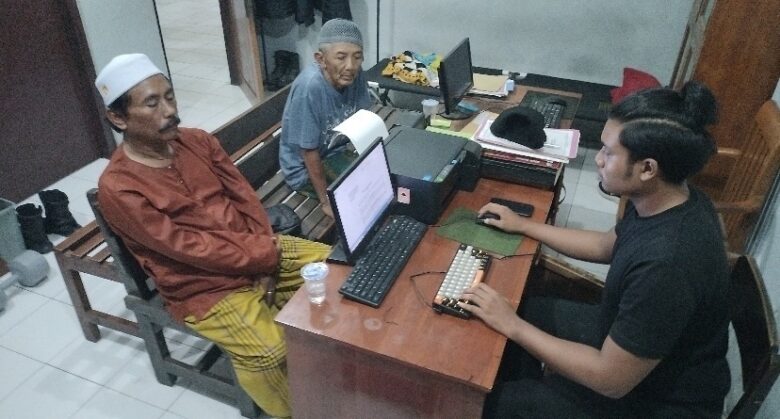 Banyuwangi, blok-a.com – Jajaran Polsek Wongsorejo bergerak cepat menindaklanjuti laporan viral di sejumlah media online terkait aksi pemalakan terhadap pengunjung wisata Rumah Apung Bangsring Underwater, Banyuwangi. Kurang dari 24 jam, dua terduga pelaku berhasil diamankan. Kedua pelaku diketahui bernama Busahra (56) dan Joddy Soebiyanto (61), warga Dusun Krajan dan Dusun Bimo, Desa Bangsring, Kecamatan Wongsorejo. Kapolsek Wongsorejo AKP Eko Darmawan membenarkan pengungkapan kasus tersebut. Ia menyampaikan, berdasarkan pengakuan para pelaku, aksi pemalakan dilakukan sebanyak dua kali pada Sabtu (13/12/2025). Pada kejadian pertama, kedua pelaku memaksa dan menahan bus pariwisata yang sedang parkir di area wisata Rumah Apung Bangsring Underwater, Dusun Krajan I, Desa Bangsring. Dari aksi tersebut, mereka memperoleh uang sebesar Rp150 ribu. Sementara pada kejadian kedua yang videonya viral di media sosial, Busahra dan Joddy kembali meminta uang pengawalan bus pariwisata sebesar Rp150 ribu. Namun permintaan itu ditolak ketua rombongan karena tidak disertai bukti resmi. Meski demikian, karena pelaku tetap memaksa, akhirnya diberikan uang Rp100 ribu. Joddy kemudian mengawal bus hingga ke jalan raya. “Saat diinterogasi oleh Unit Reskrim, keduanya berdalih uang tersebut akan dikumpulkan untuk membeli sembako dan dibagikan kepada warga sekitar,” ujar AKP Eko Darmawan, Minggu (14/12/2025). Namun keterangan tersebut dibantah Ketua RT setempat, Samsuri. Ia menegaskan tidak pernah ada musyawarah warga terkait jasa pengawalan bus, serta tidak pernah ada pembagian sembako kepada warga. AKP Eko Darmawan menambahkan, meskipun hingga kini belum ada laporan resmi dari korban terkait dugaan pemerasan, pihak kepolisian tetap mengambil langkah tegas. Polsek Wongsorejo telah berkoordinasi dengan Camat Wongsorejo, Kepala Desa Bangsring, serta pengelola wisata untuk memberdayakan masyarakat sekitar guna mencegah kejadian serupa terulang. “Kedua pelaku telah membuat video klarifikasi dan permohonan maaf, serta berjanji tidak mengulangi perbuatannya. Mereka juga diwajibkan melapor secara rutin ke Polsek Wongsorejo,” pungkasnya. (Kur)