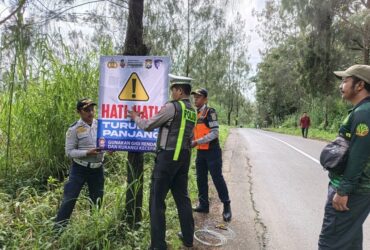 Pemasangan banner di daerah wisata Bromo (ist)