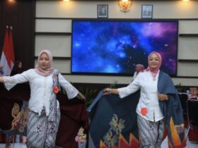 Caption : Momen memperingati HUT ke 26, DWP Lapas Kelas IIA Banyuwangi menggelar lomba fashion show dan membuat buket bunga, Sabtu (20/12/2025)(dok Humas Lapas Kelas IIA Banyuwangi)