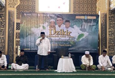 Prof. Junadi saat menyampaikan sambutan dalam acara Dzikir, Muhasabah Akhir Tahun, dan Haul Gus Dur ke-16. (blok-a.com / Berril Labiq)